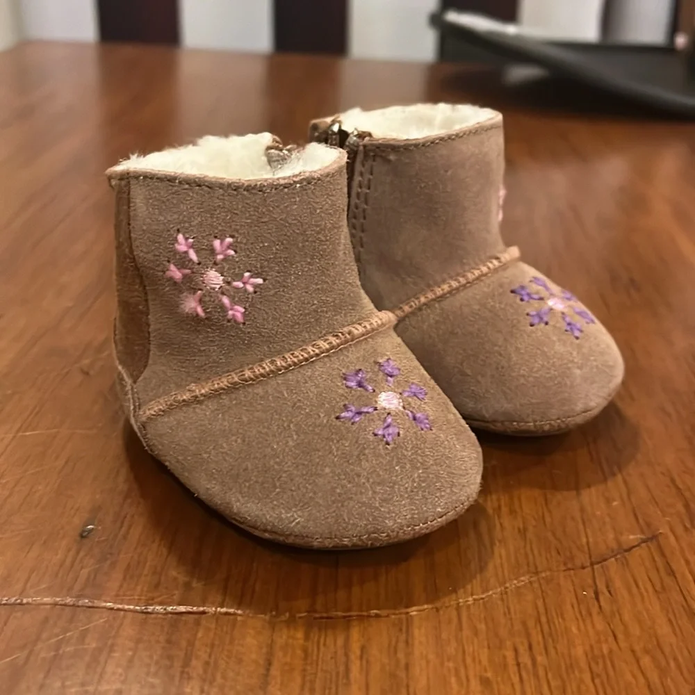 Weebok by Reebok Mini Snowflake Baby Infant Booties Boots and Mitts set Size 0